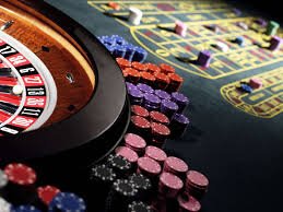 Pengguna membaca panduan bantuan akun